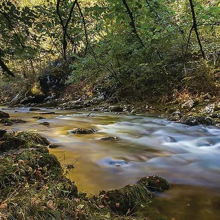 2 Bedroom Stunning Home In Lukovdol Počitniška hiša