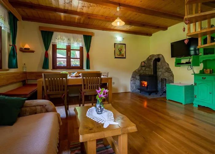 2 Bedroom Stunning Home In Lukovdol * Stari Trg ob Kolpi